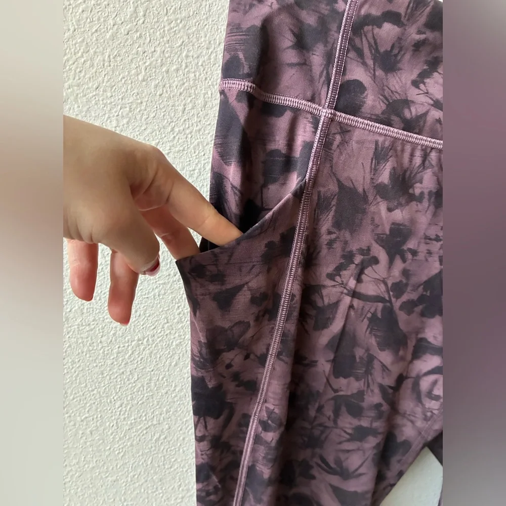 Lululemon Time To Sweat Crop in Mini Dusk Floral Antique Bark Black (Size:10)